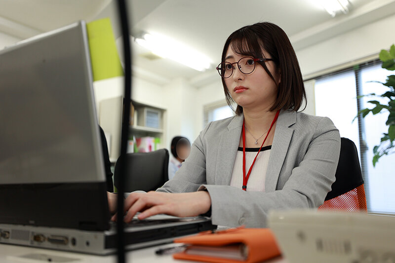 【職場でヤレる女】 社内ではクールな僕のセフレちゃん 裏の顔は甘えん坊でチンコを求めてくる女-実はこの女フェラ好きです。- 営業部 葵 24歳 中城葵