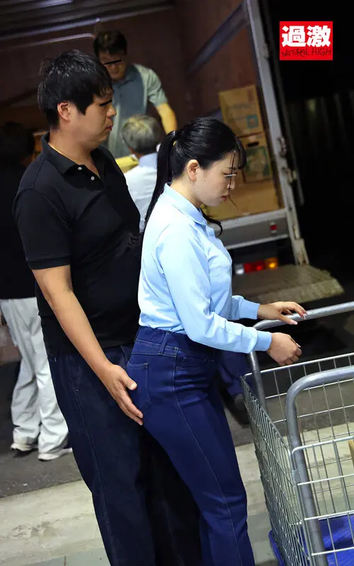 倉庫勤務中でも拒めずやらせてくれる地味巨乳パート妻は騎乗位になると物凄いこねくり腰で中出しをせまるエロ狂いに豹変