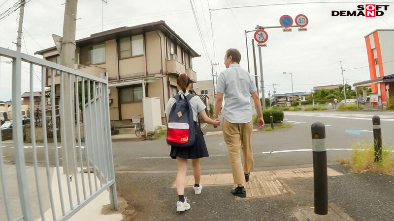 痴●オヤジの太い指でビクビク体を震わせて敏感反応。ふたりっきり通学電車ゾッコン中出し 空野きら