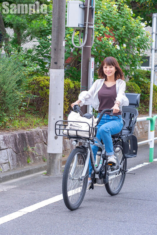 保育園に子供を送ってから迎えまでの8時間 長男のサッカースポ少のコーチと、不倫セックスしまくっている絶倫ママチャリ妻。 天宮花南