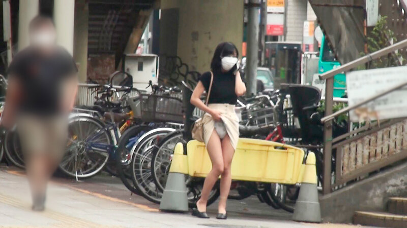 手淫露出 街中でこっそり敏感おまん娘を弄ぶ路上アクメ散歩