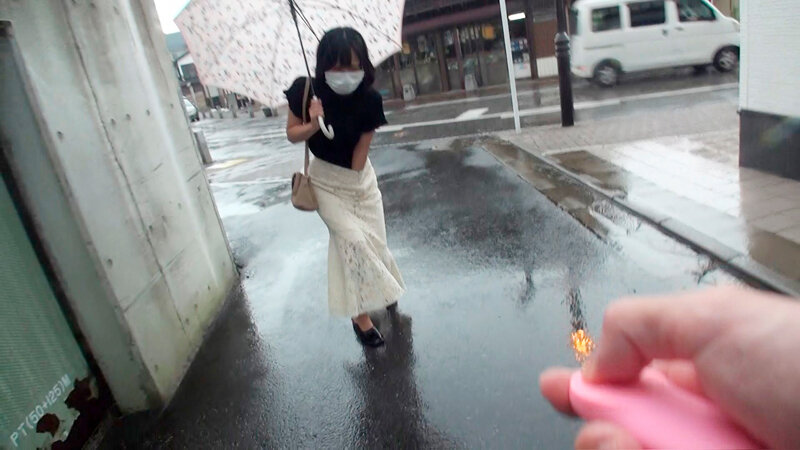 手淫露出 街中でこっそり敏感おまん娘を弄ぶ路上アクメ散歩