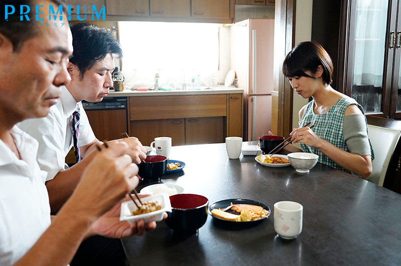 夫の出張不在中…絶倫義父の上でわたしは静かに腰を振り続けた。 竹内有紀