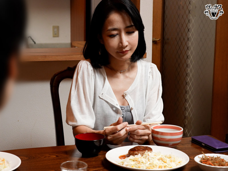 深夜になっても帰らない親父を健気に待つ義母に欲情 朝まで何度も中出しする略奪相姦 瀬尾礼子