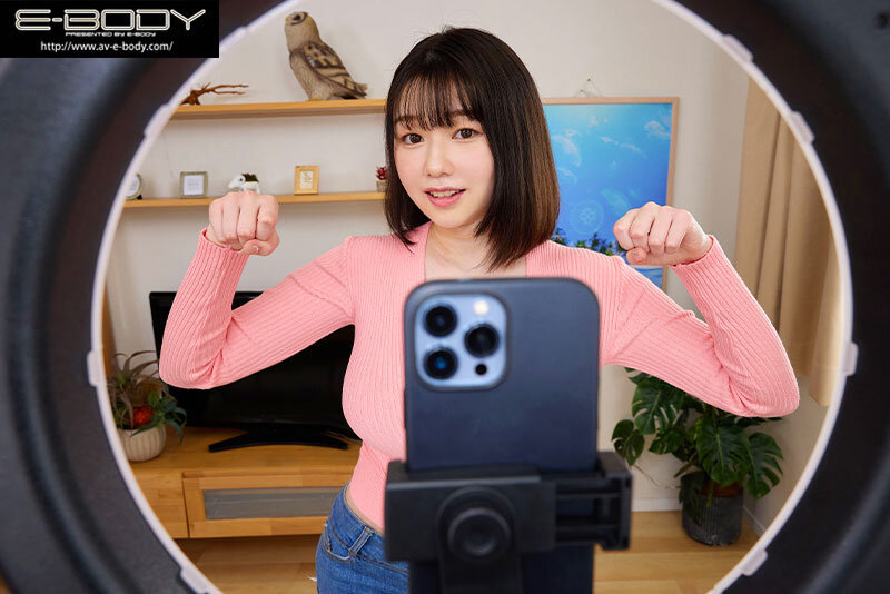 【VR】着衣巨乳でバズった人気T●kT●kerは僕の彼女 撮影の裏でイチャラブ中出しセックスしていることをファンは知らない 小坂ひまり