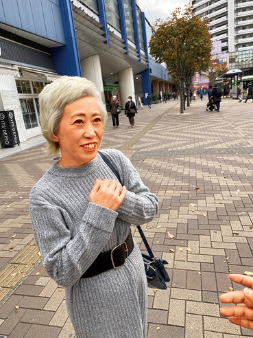 【一度見たら忘れない！インパクト】五十路・四十路熟女ナンパ交尾「本当にオバサンだけどイイの？」と何故か嬉しそうによろこんでいるシロウト熟女と激ナマ交尾で生ハメしたりする動画 4時間12人