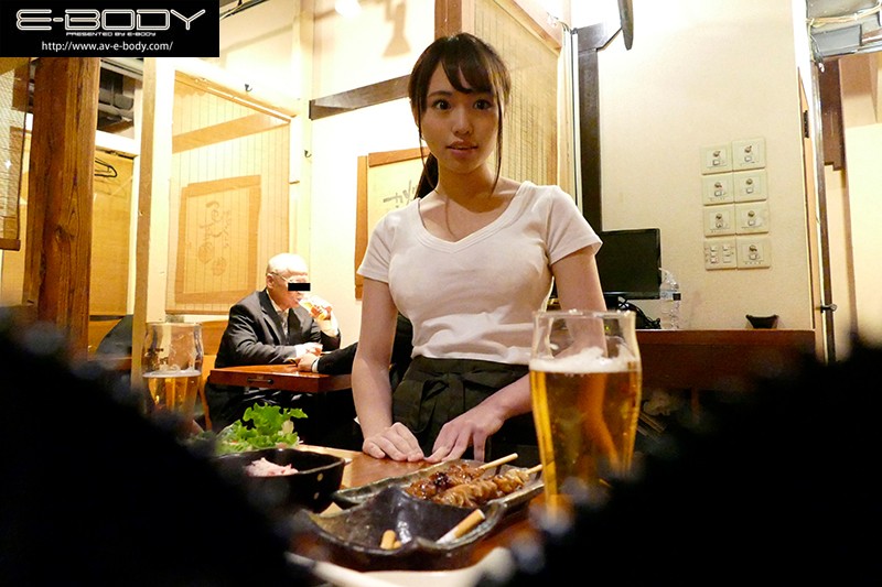 西●袋の居酒屋で働くスーパー美巨乳Gカップ看板娘（19歳）が遂に脱いだ！！ 1ヶ月半密着で口説き落としAV出演！ E-BODY専属デビューするまでの一部始終をご覧あれ！ 相沢夏帆