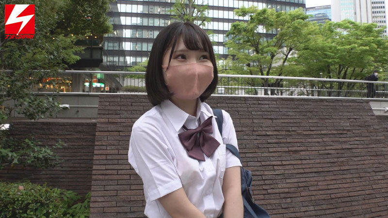 SNSでロリかわJ●（18歳）と出会った奇跡。 学校サボって昼間からオヤジと会う激カワ合法ロリ娘と唾液交換・首絞め・イラマ・ご奉仕中出し＆3P、全部無料。 かな